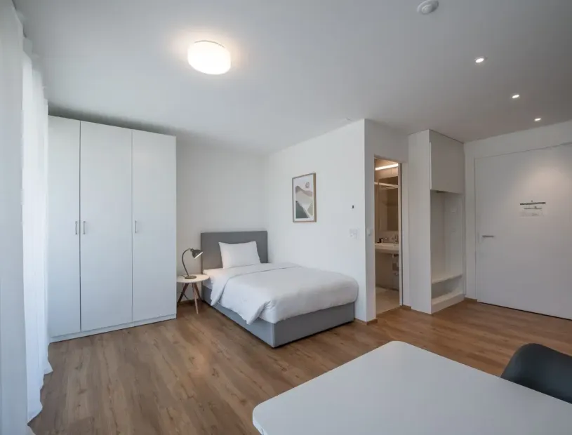 MOOI Apartments Herisau - Basic Apartment mit Bett und Schrank